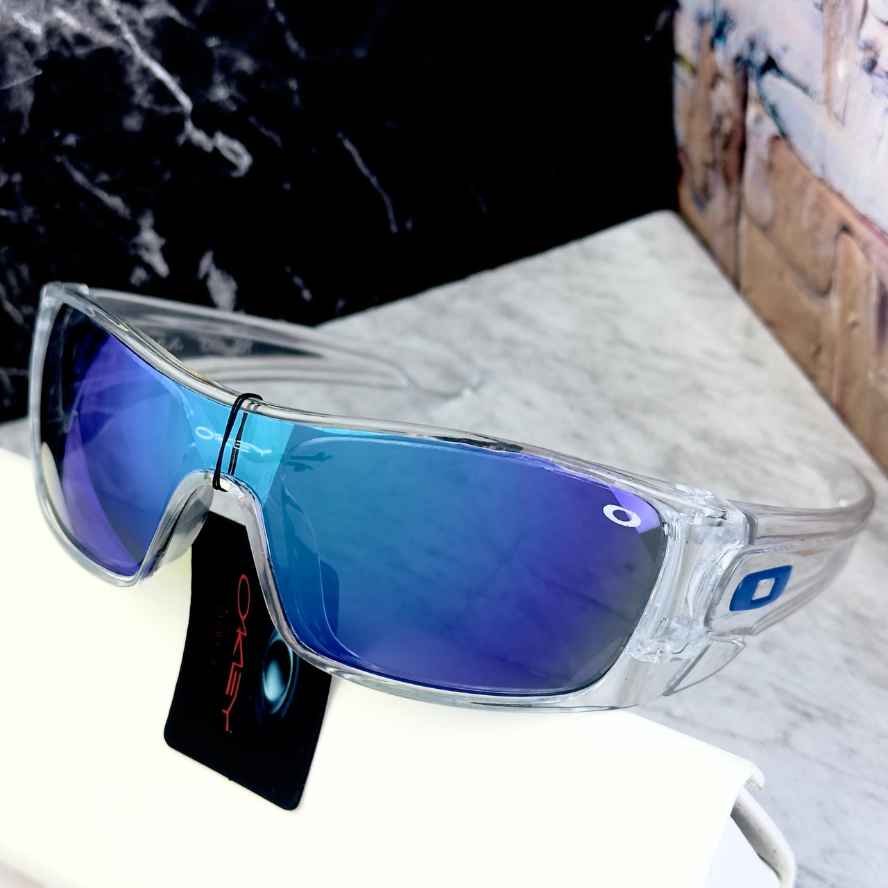 Oakley  OM06