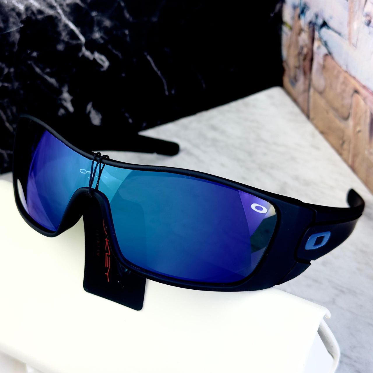 Oakley  OM01