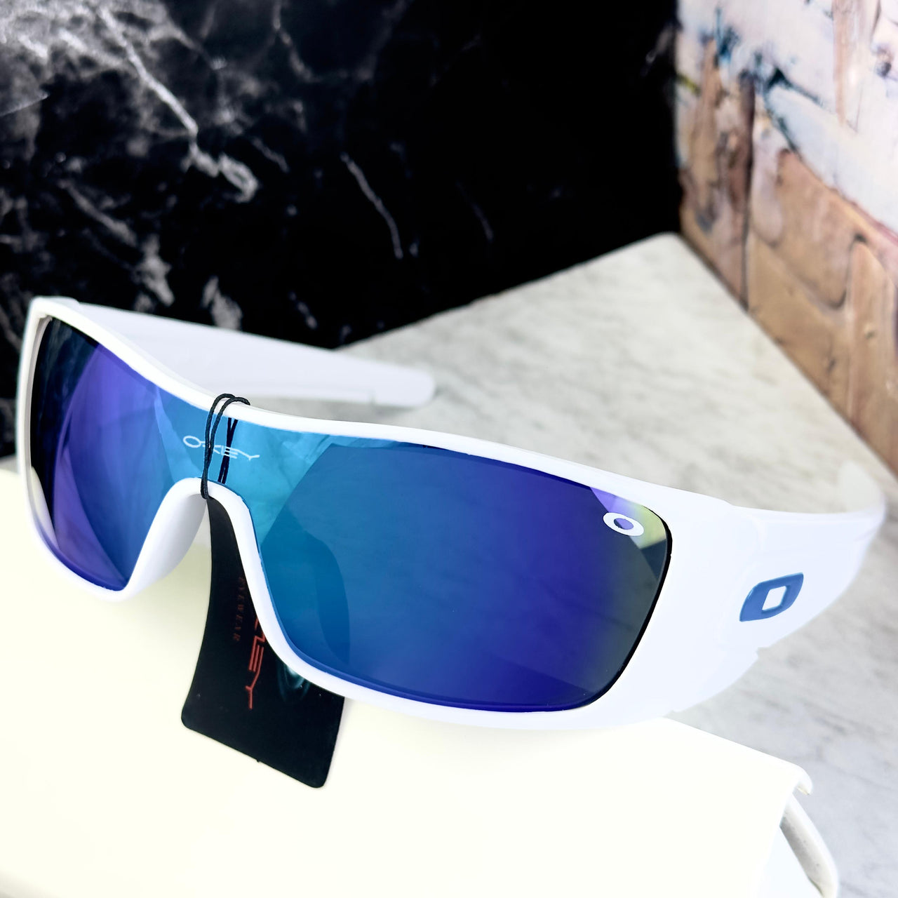Oakley  OM02